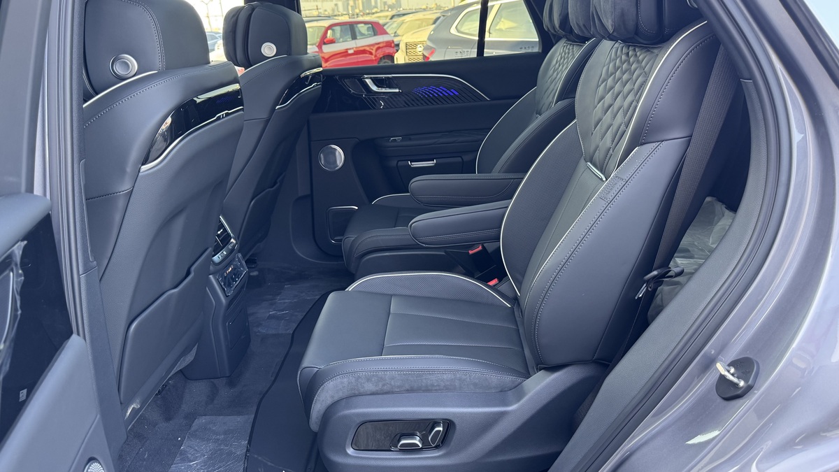 Hongqi E-HS9 Flagship VIP SEATS