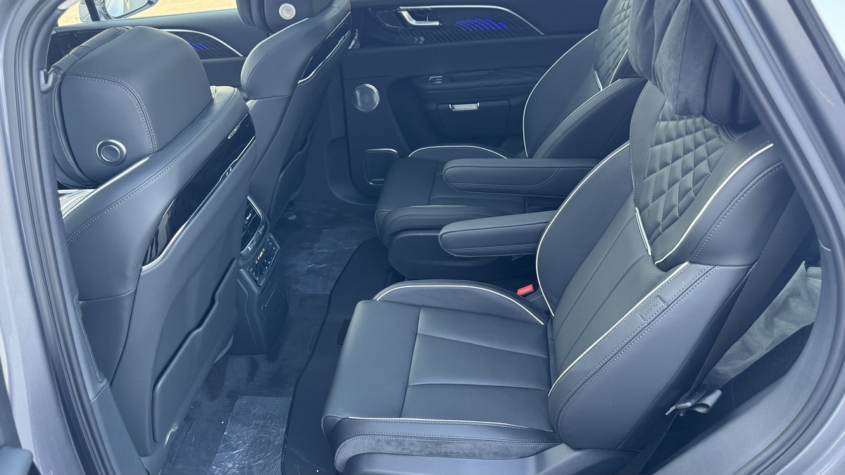 Hongqi E-HS9 Flagship VIP SEATS