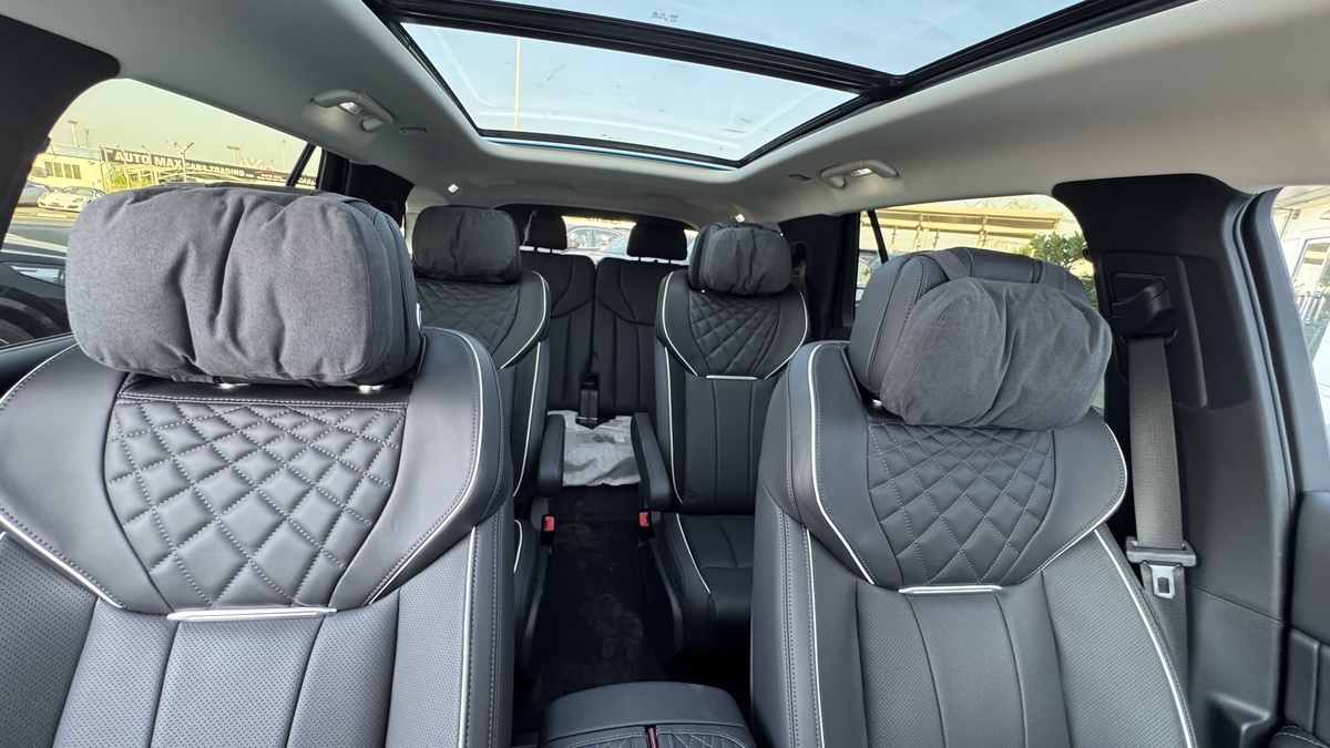 Hongqi E-HS9 Flagship VIP SEATS